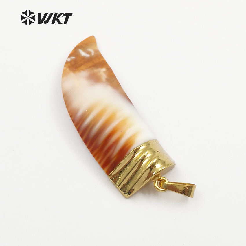 WT-JP065 Random Size Fat Horn Gold Capped Beautiful Lines Bohemia Style Jewelry in Knife Shape Natural Sea Shell Horn Pendant
