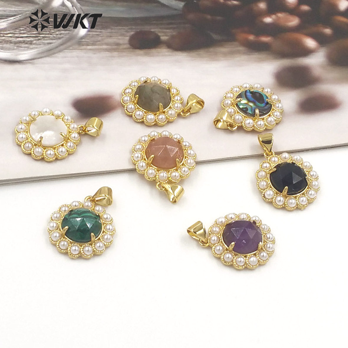 WT-JP358 Wholesale Fashion Gold Plated Stone With Claw Setting Artificial Shell Pearl Around Labradorite Gemstone Pendants