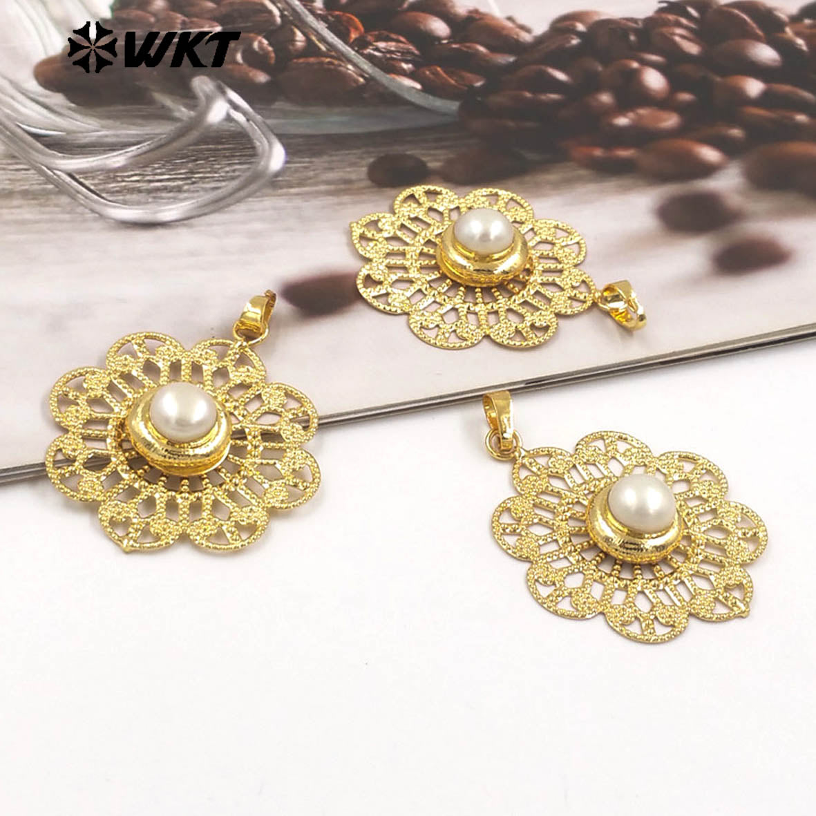 WT-JP367 Wholesale Newest Elegant 18K Gold Plated Trendy Women Hollow Real Freshwater Pearl Jewelry Pendants for Necklace