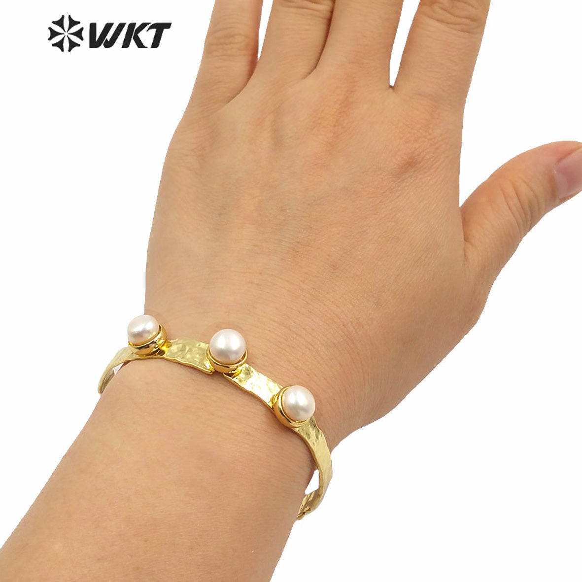WT-MPB004 Amazing Unique Triple Pearl in Middle Women Gold Electroplated White Pearl Bangle Women Pearl Gift Bangle