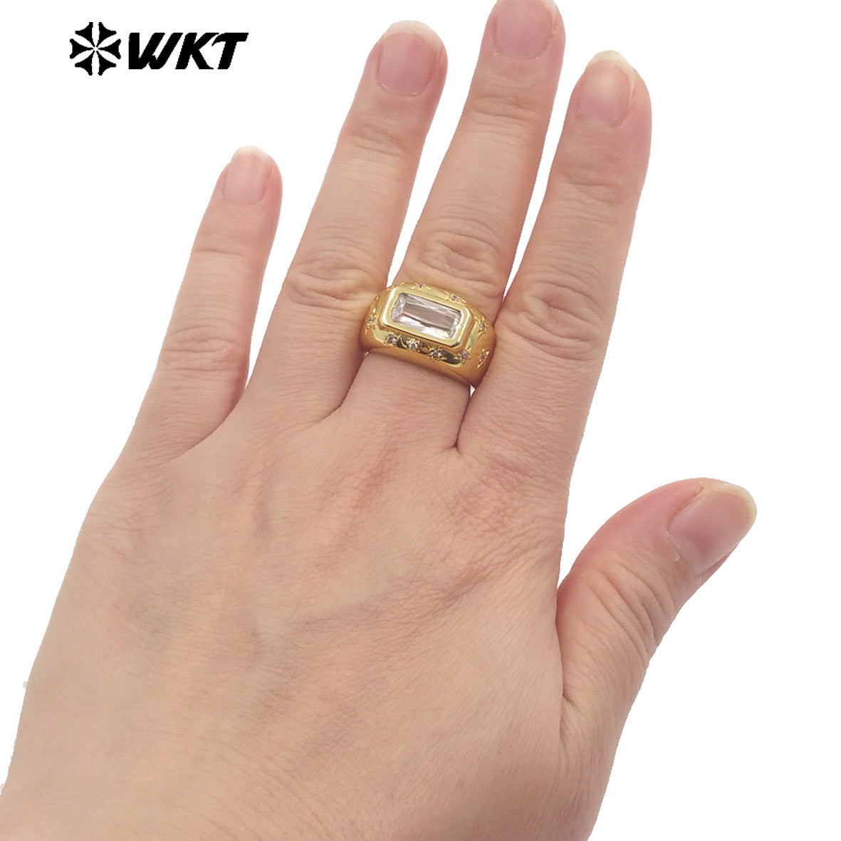 WT-MR040 Popular New Style Square Crystal 18K Gold Bezel Setting Unisex Ring for Daily Wearing