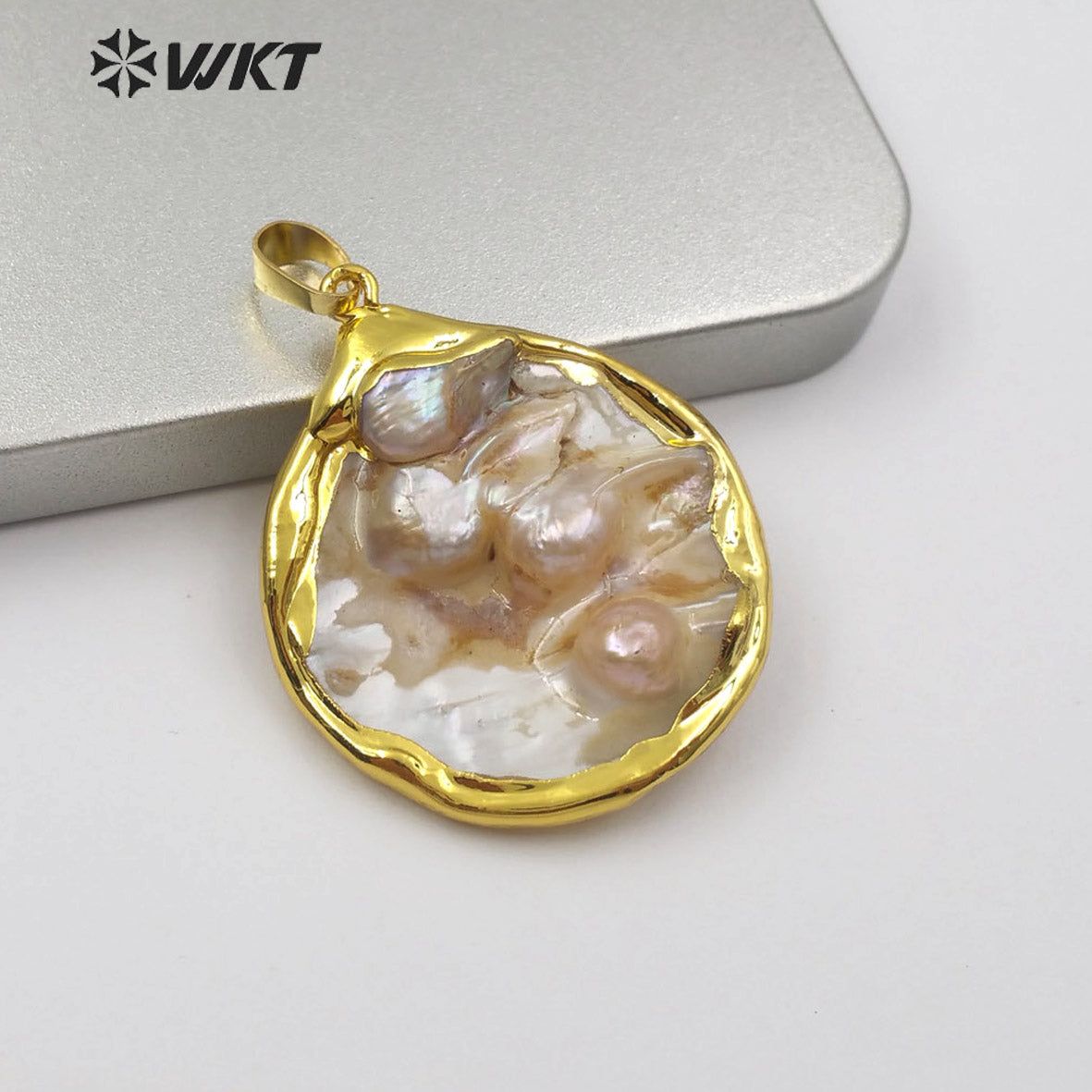 WT-JP143 Wholesale Natural Pearl in 18K Gold Plated for Women Jewelry Size and Pearls Are Natural Round Mother of Pearl Pendant