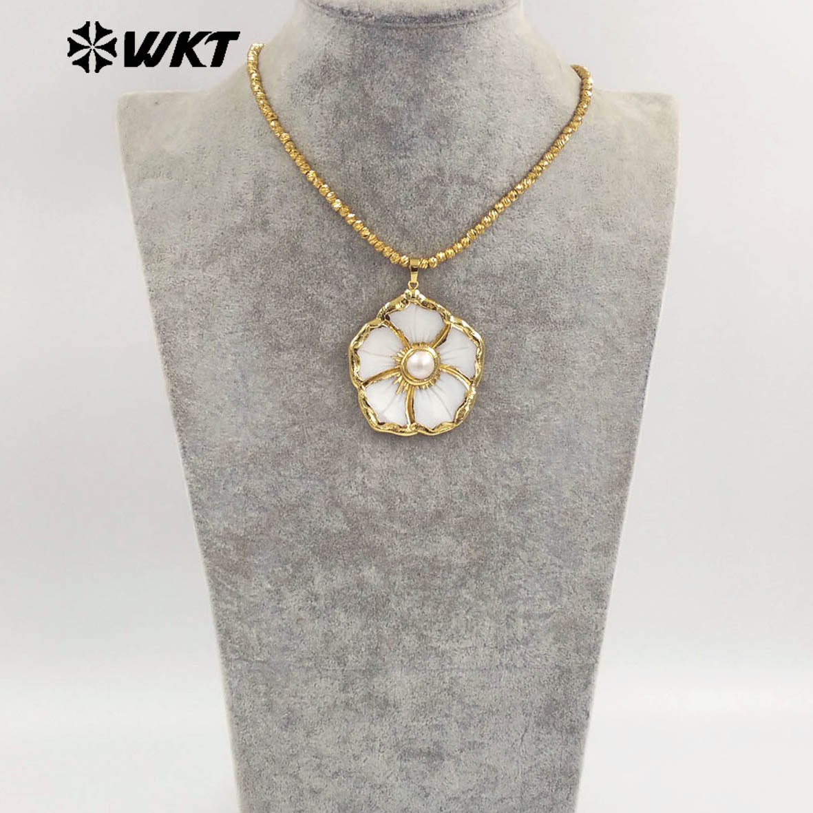 WT-JN342 Good Quality Gold Plated Natural White Shell And Pearl Flower Shape Pendant Necklace As Ladies Romantic Present
