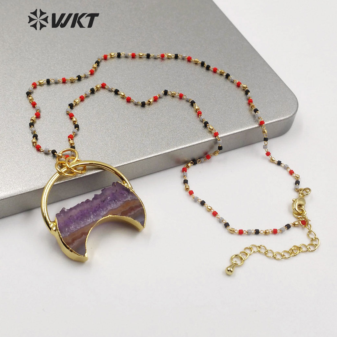WT-N1219 New Popular Crescent Amethyst Necklace Multicolor Beads Necklace Stylish Natural Amethyst Necklace