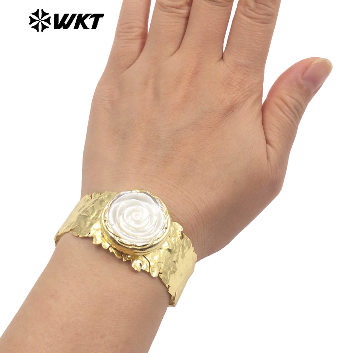 MPB124 Classical Gold Electroplated Cuff Bangle With Natural MOP Shell Handmade Carved Rose Flower Shape Women Party Accessory