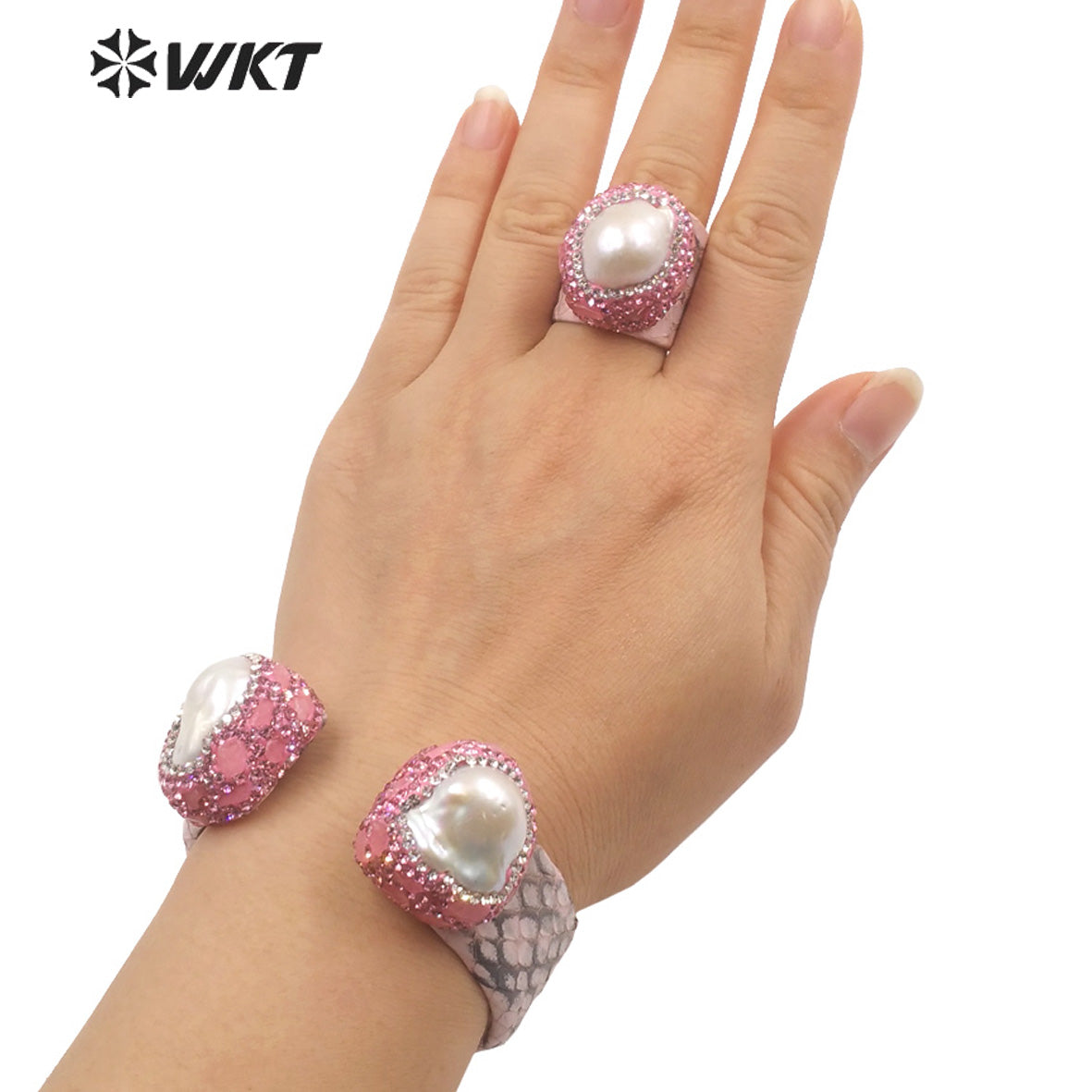 WT-MPB098 Fashionable Lovely Trendy Design 18k Real Gold Natural Baroque Pearl Adjustable Romantic Gift Woman Bangle