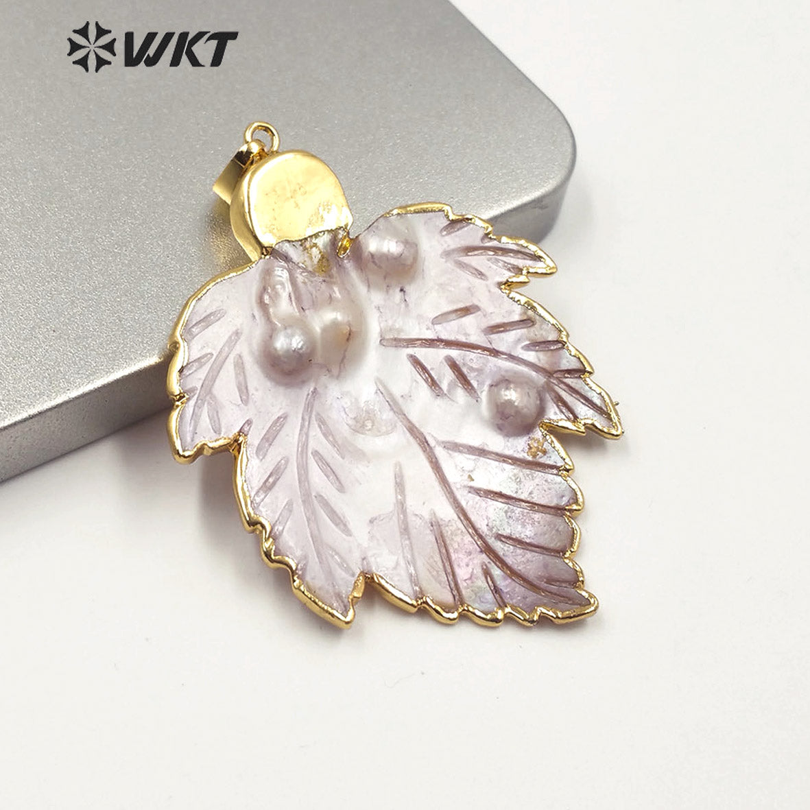 WT-JP192 Fashion Mother of Pearl Leaf Pendant Gold Plated Charm Jewelry Natural Leaf Shape Mother of Pearl Pendant