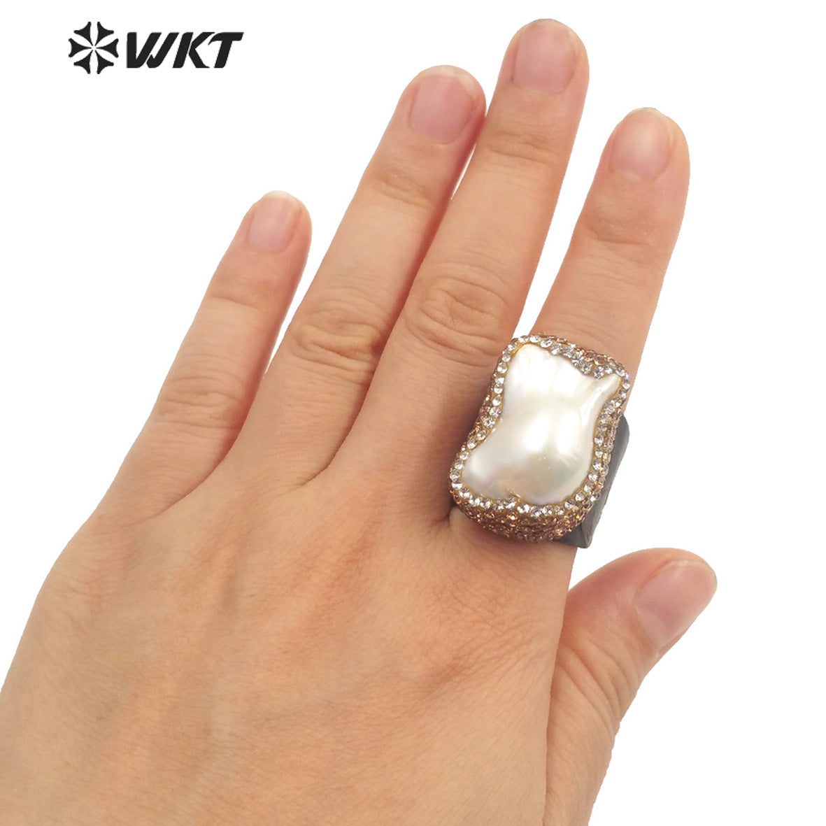 WT-MPR040 Wholesale Fashion Baroque Pearl Ring With Genuine Leather Gorgeous Dubai Style Precious Women Diamond Ring for Party
