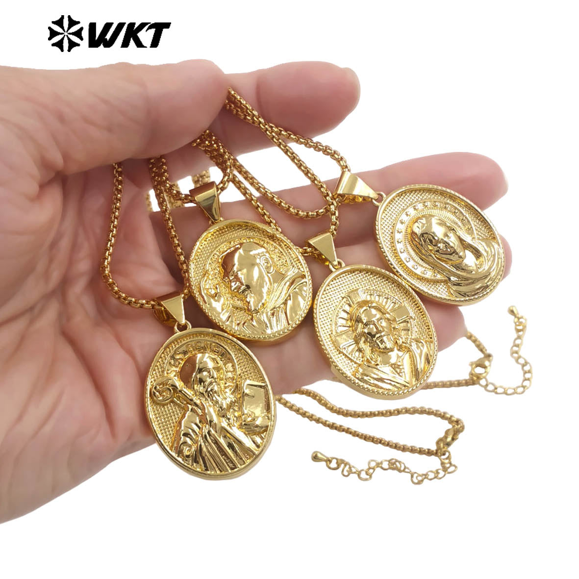 WT-JFN33 Good Quality 18K Gold Plated Necklace Resist Tarnishable With Carved People Head Pattern Pendant Charming Jewelry
