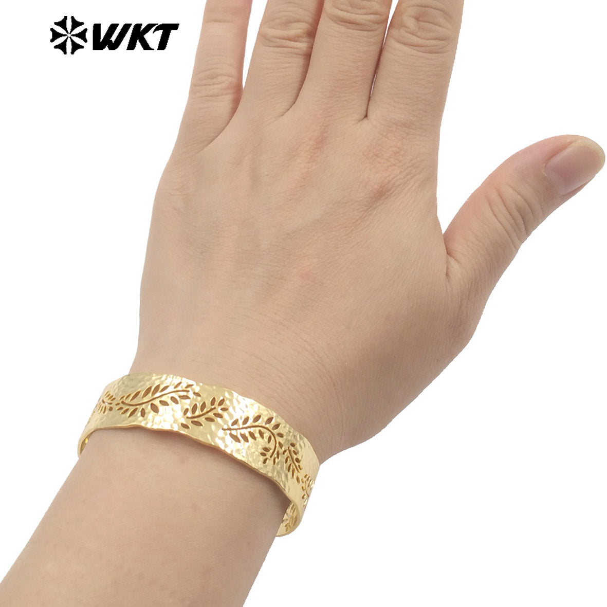 WT-B684 Wholesale Hot Sale Charming 18K Gold Plated Beautiful Leaf Carved Special Grain Design Women's Bracelet As Birthday Gift
