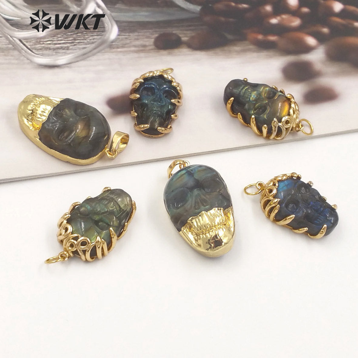 WT-P1957 Wholesale Fashion Gold Bezel Claw Setting Natural Hand Carving Holloween Gift Labradorite Skull Pendants