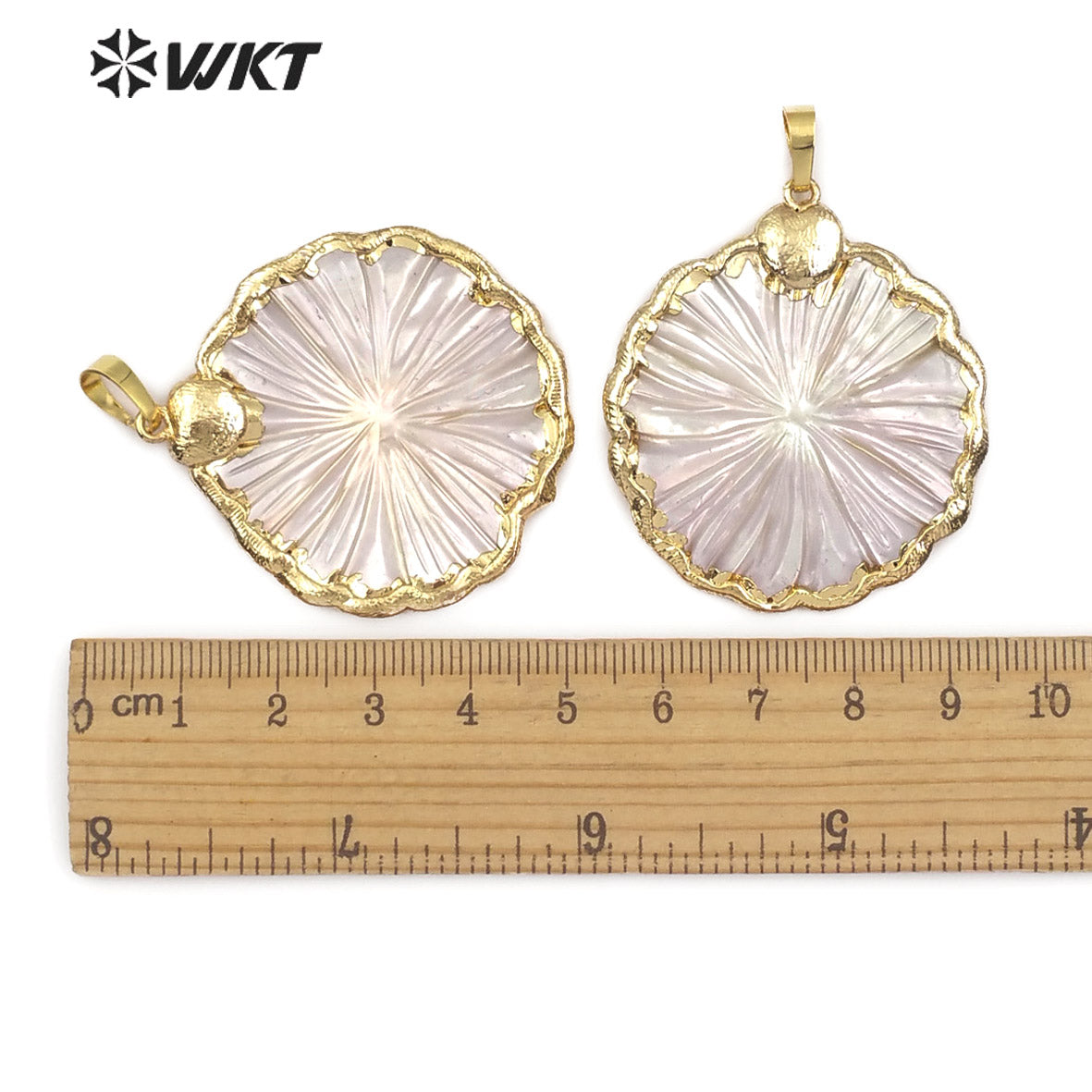 WT-JP097 Jewelry Boho Gift White Shell Jewelry Carved Sea Shell With Gold Bezel Floral Shape Pendant for Shell Pendant