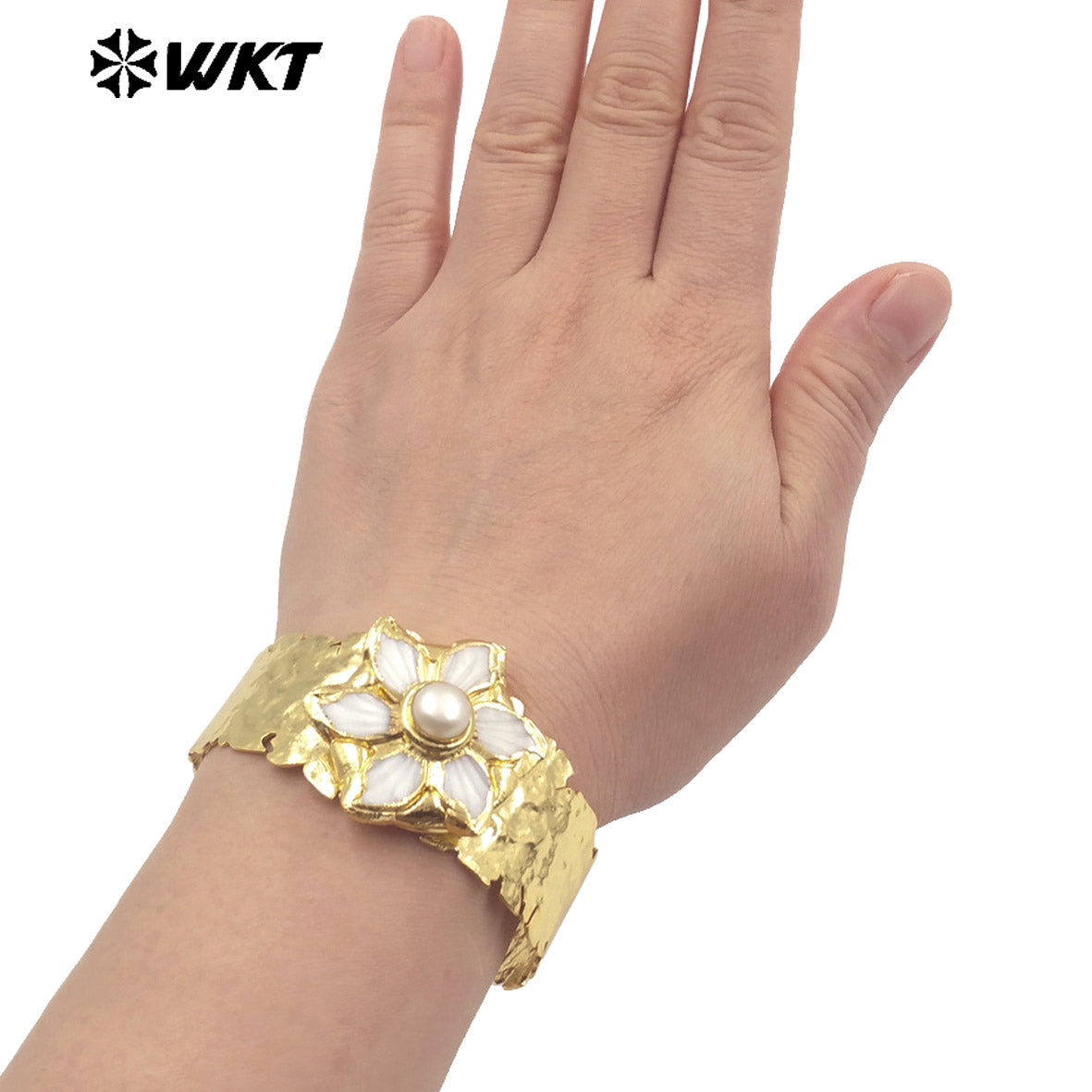 MPB125 Resist Tarnishale Gold Plated Bracelet Adjustable Size Natural Round Pearl Carved Shell Flower Bangle Women Style
