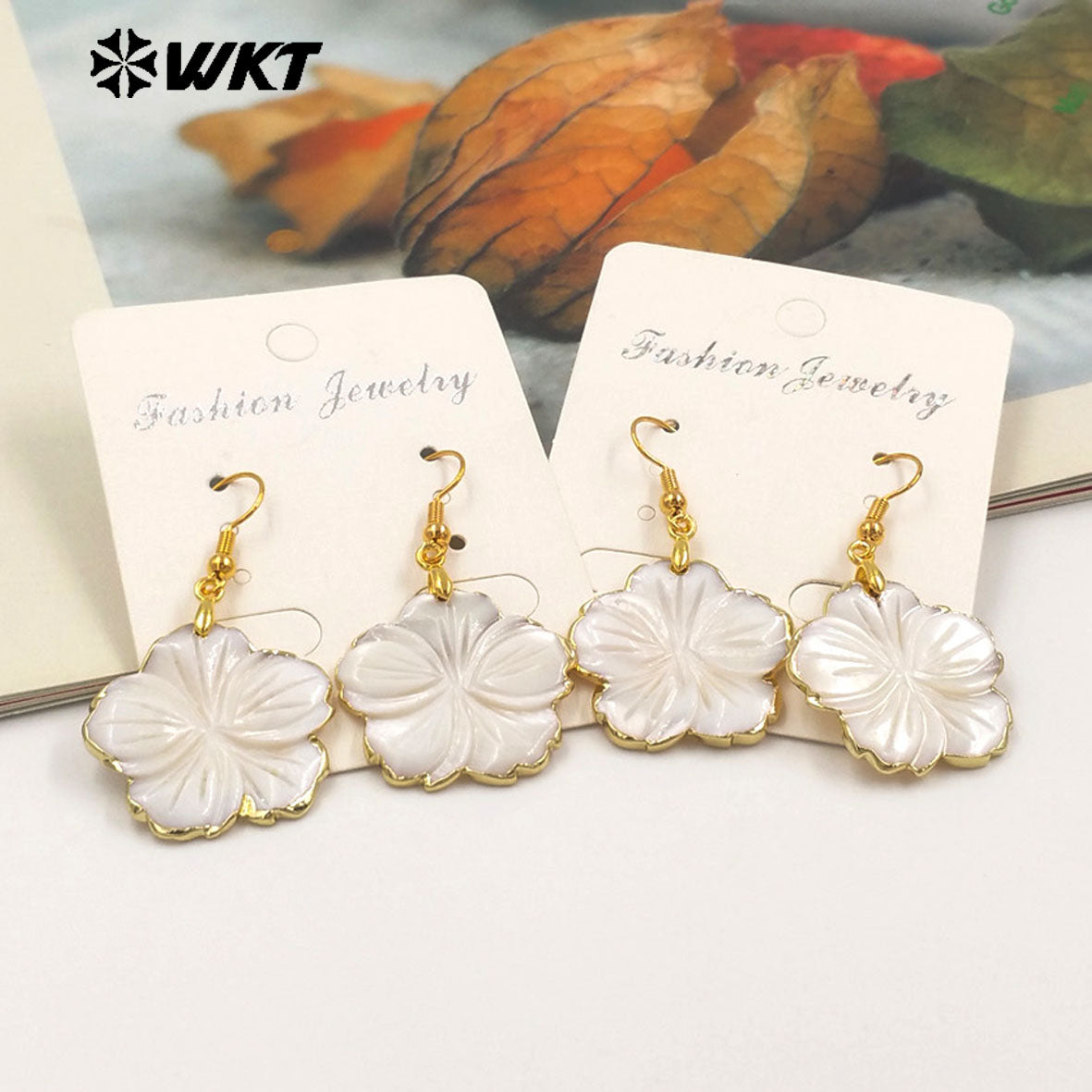 WT-MPE137 Wholesale Fashion Gold Trim Natural White Shell Carved Flower Earrings Lady Popular Vintage Hoop
