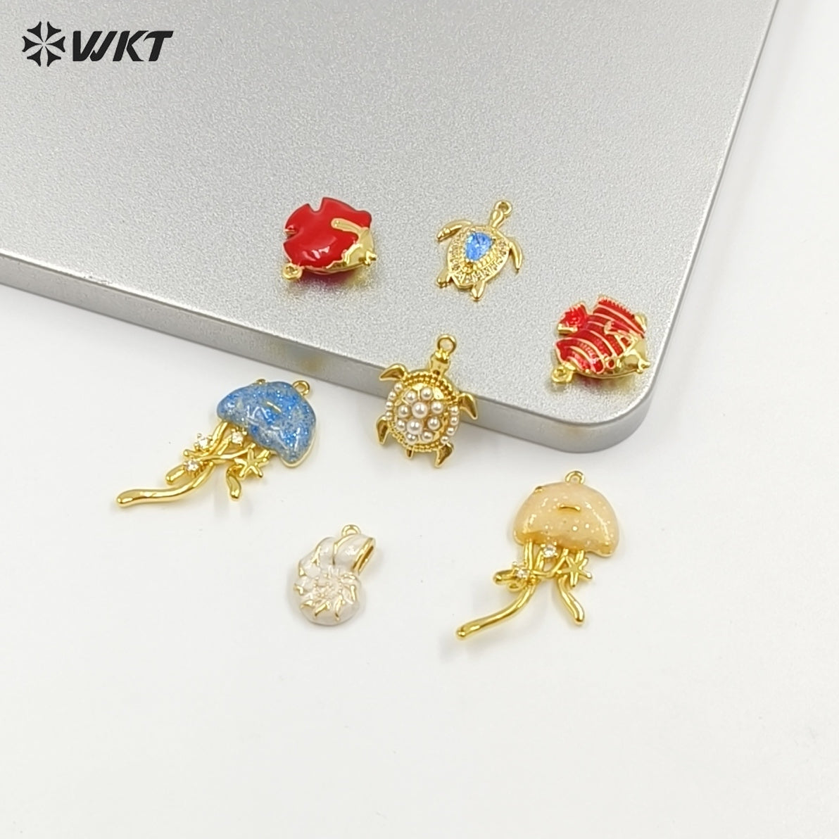 WT-MP309 Interesting Delicate Brass With Drop Oil Gold Plated Marine Animals Sea Turtles Shape Small Pendant For Necklace DIY