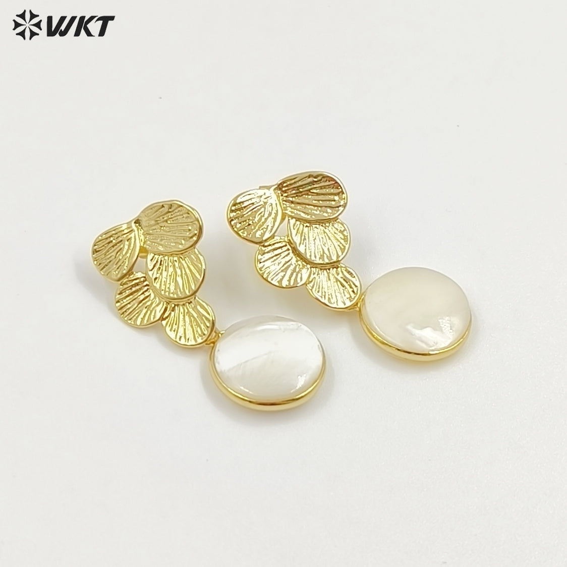 WT-E791 Graceful Cute Gold Electroplated Natural Labradorite And Shell Pendant Grape Shape Earrings For Ladies Engagement Gift