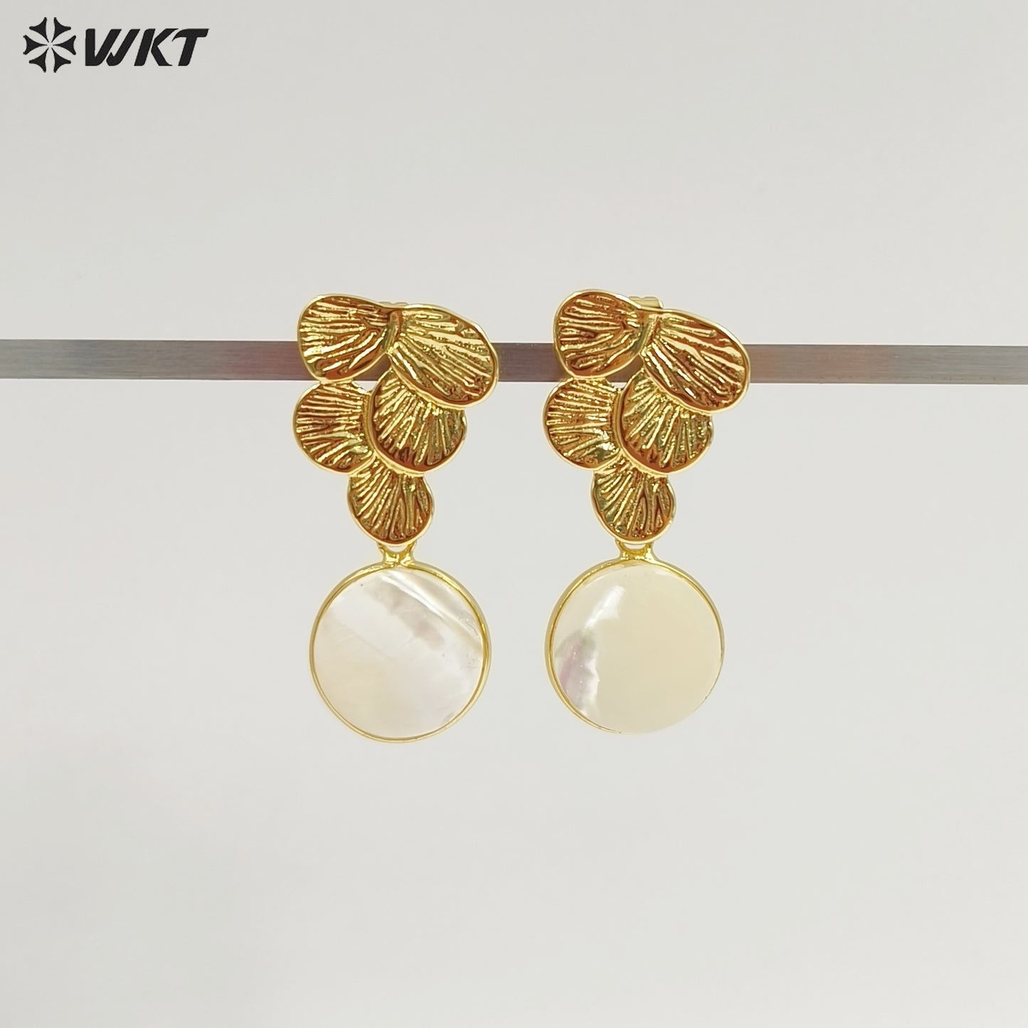 WT-E791 Graceful Cute Gold Electroplated Natural Labradorite And Shell Pendant Grape Shape Earrings For Ladies Engagement Gift