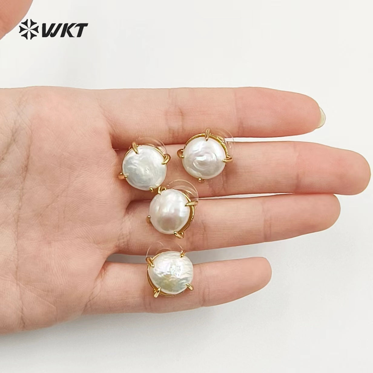 WT-MPE079 Wholesale Gold Plated Natural MOP Shell Earring Women Crescent Horn Earring for Wedding or Office Blue Kyanite& Pearl