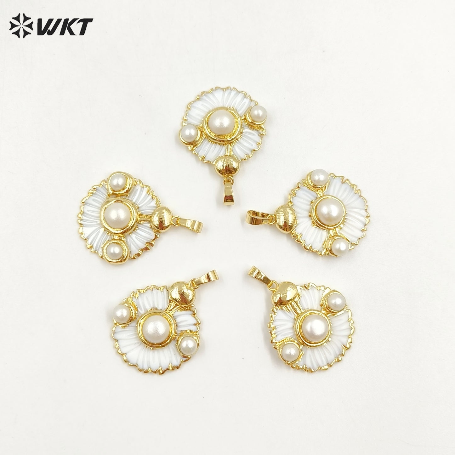 WT-JP395 New Trend Soft Lovely Natural Shell Set With Pearl 18K Gold Plated Round Flower Pendant for Women As Daily Decoration