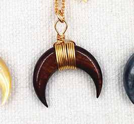 WT-N747 Wholesale Fashion Tiny Charm Shell Crescent Horn Necklace Wirewrapped Half Moon Crescent Necklace