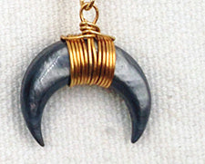 WT-N747 Wholesale Fashion Tiny Charm Shell Crescent Horn Necklace Wirewrapped Half Moon Crescent Necklace