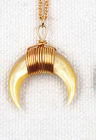 WT-N747 Wholesale Fashion Tiny Charm Shell Crescent Horn Necklace Wirewrapped Half Moon Crescent Necklace
