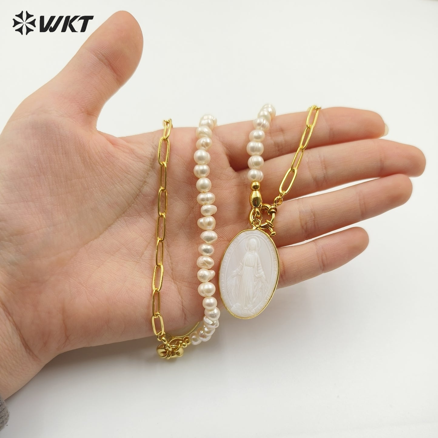 WT-JN128 WKT Unique Amazing Chic Design Women Hand Make Carved Religious Christian Mary Jesus Pendant 18real Gold Shell Necklace