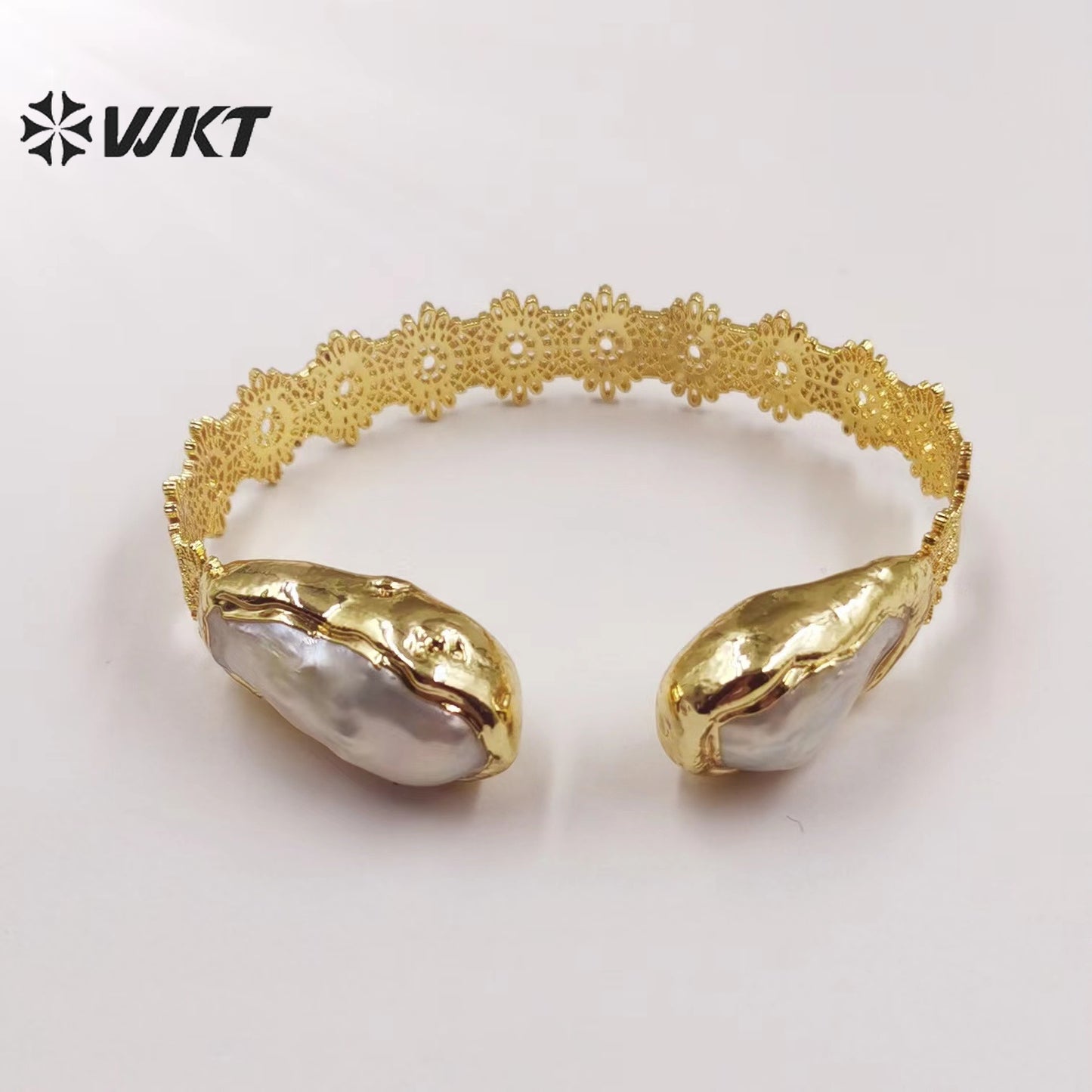 WT-MPB055 Delicate Design Bagnles Engraved Flower Brass 18k Real Gold Plated Bangles Vintage Design Sense Natural Pearl Bangles