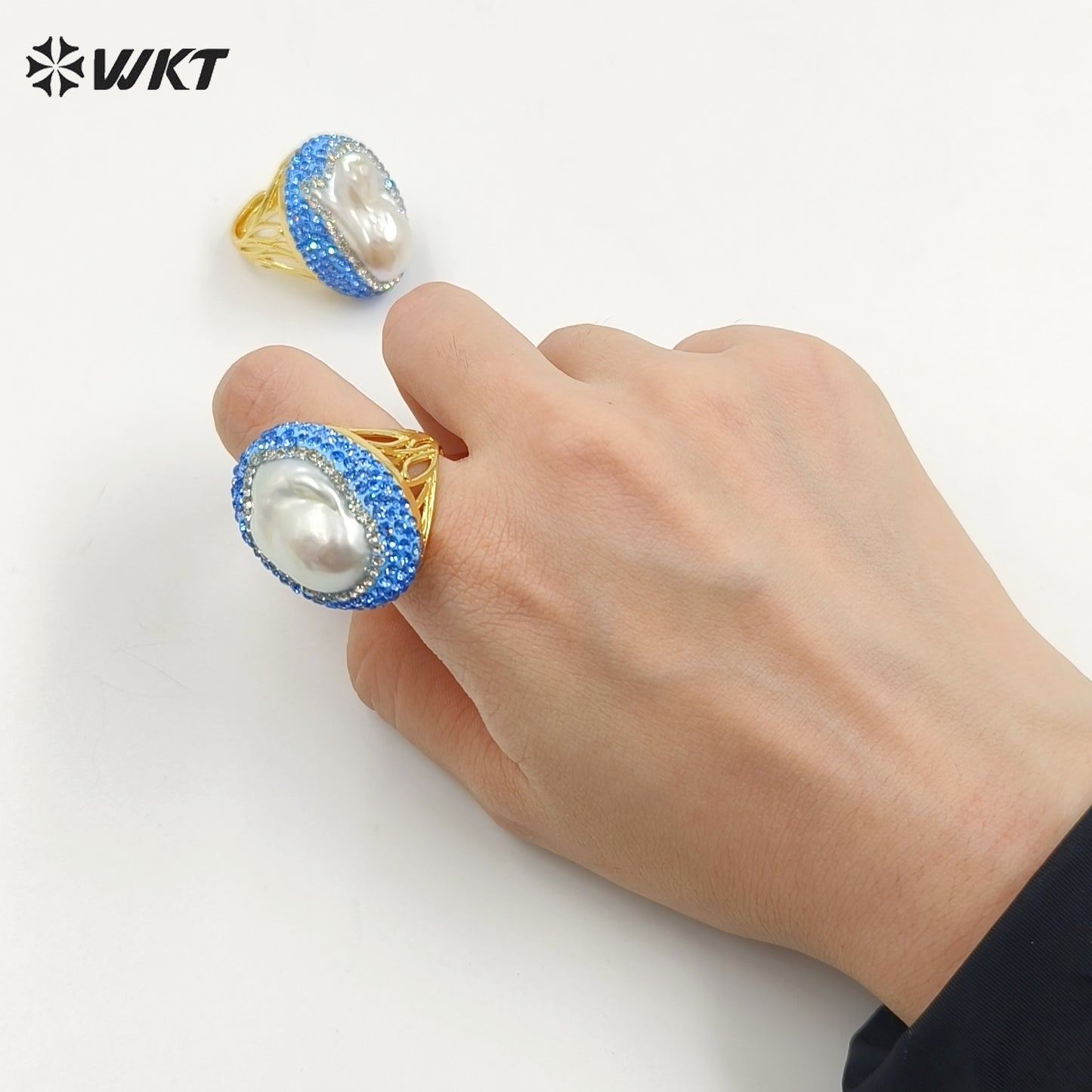 WT-MPR094 Wholesale Fashion 18K Gold Plated Natural Baroque Pearl With Blue Rhinestone Around Women Rings for Gift