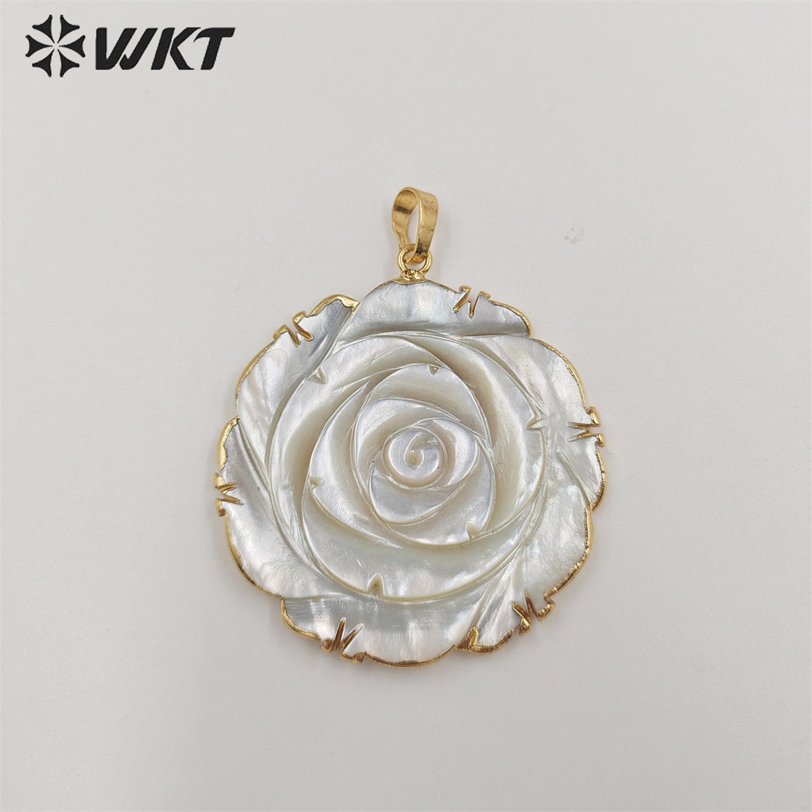 WT-JP309 Wholesale Fashion Gold Plated on Trim Natural Hand Carved Rose Flower Shell Pendant Lovely Welding Pendant