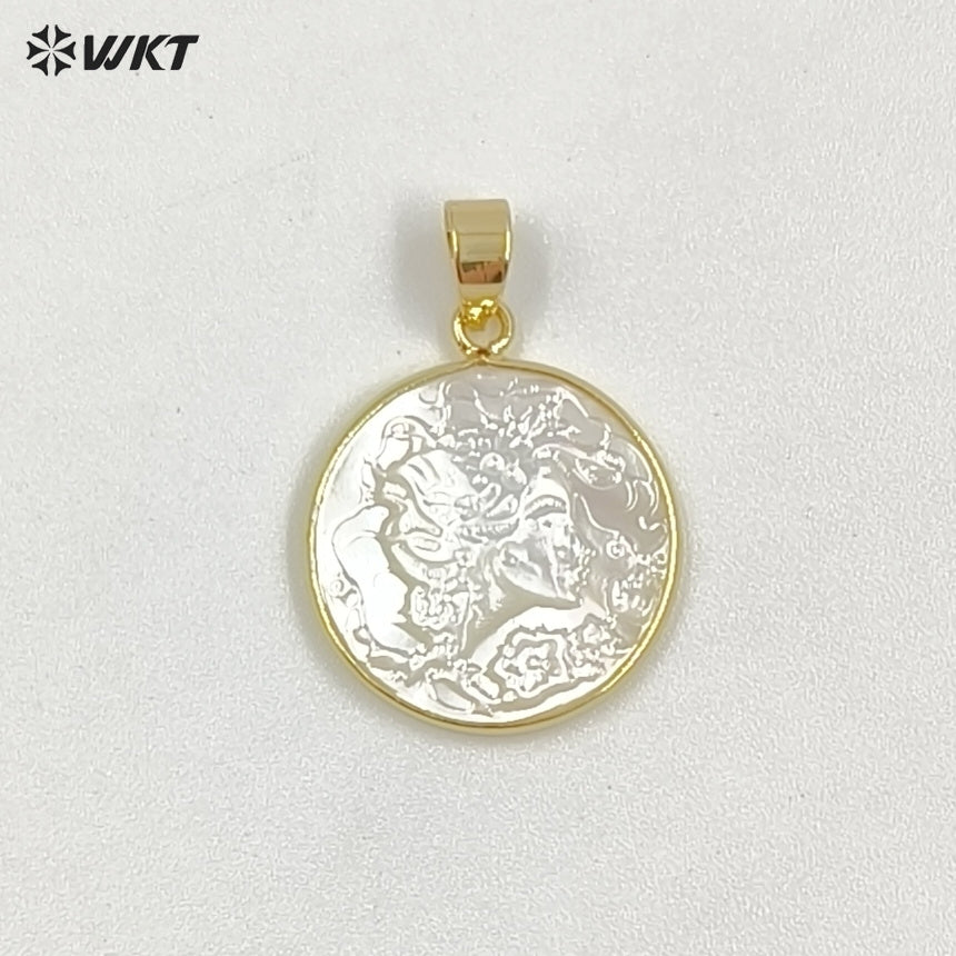 WT-JP418 Wholesale Fashion Gold Bezel Round Laser Carved Natural Shell Cameo Pendant for Necklace Design