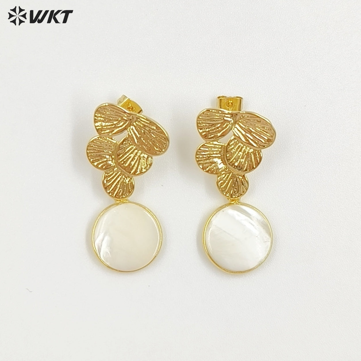 WT-E791 Graceful Cute Gold Electroplated Natural Labradorite And Shell Pendant Grape Shape Earrings For Ladies Engagement Gift