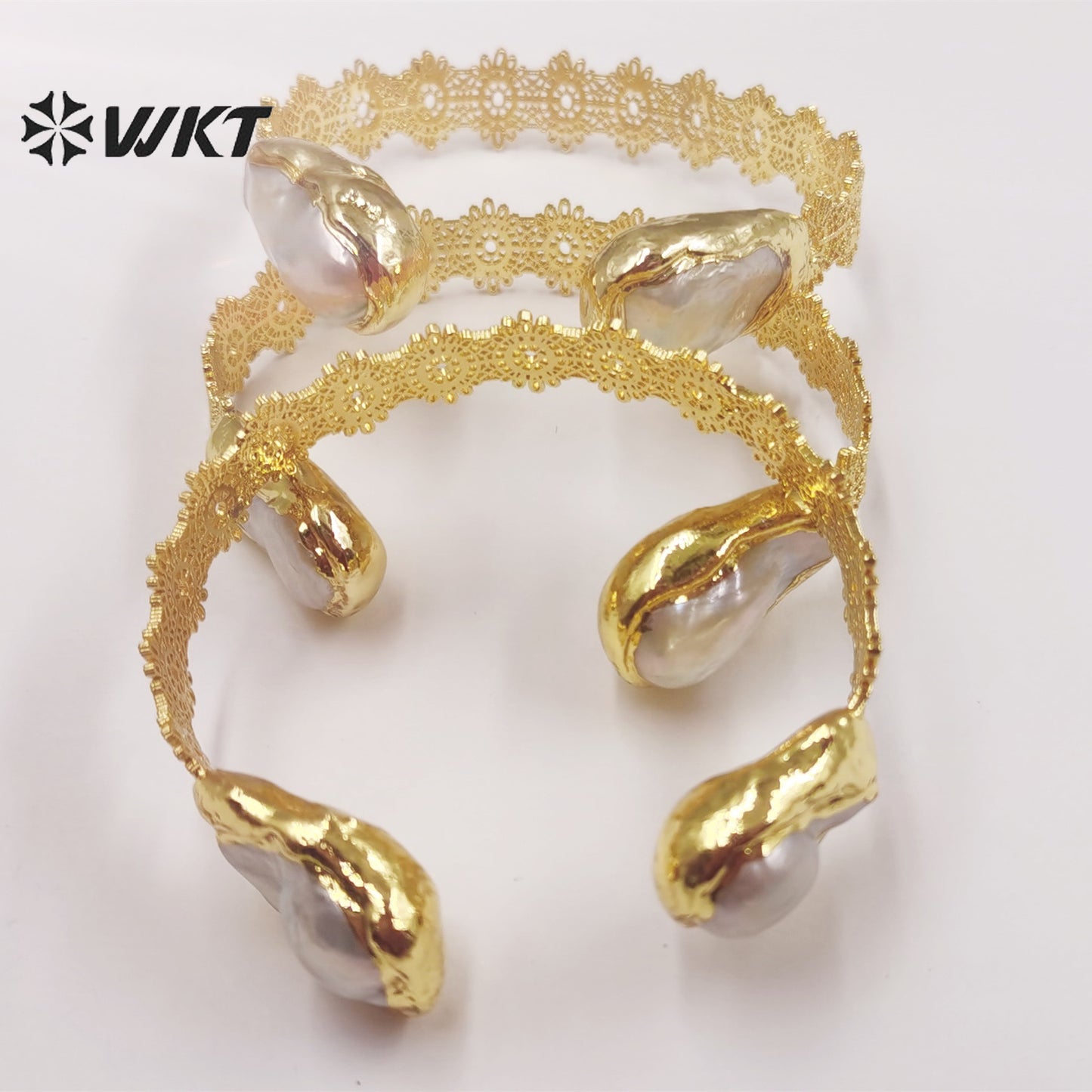 WT-MPB055 Delicate Design Bagnles Engraved Flower Brass 18k Real Gold Plated Bangles Vintage Design Sense Natural Pearl Bangles