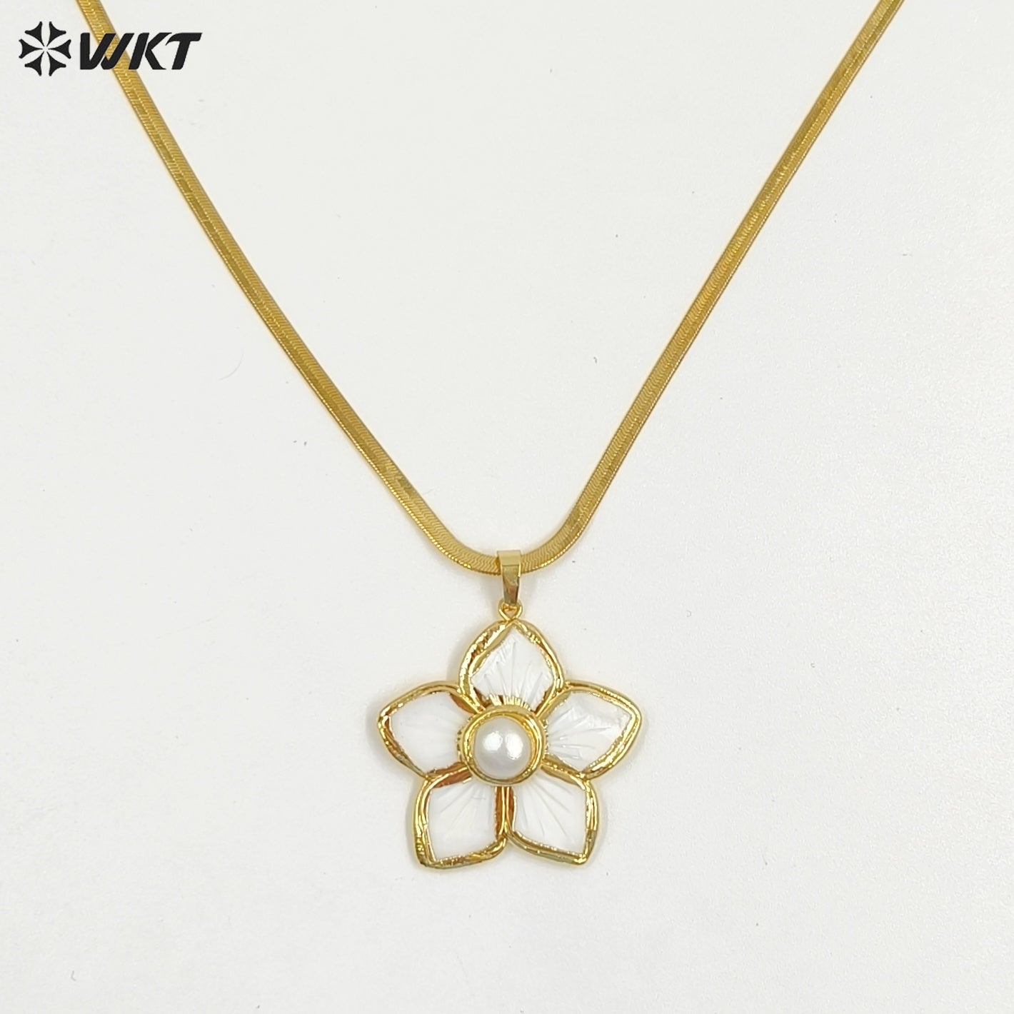 WT-JN326 Wholesale Romantic Necklace Gold Plated Flower Shape Pendant with Shell and Pearl Jewelry Gift for Ladies Party
