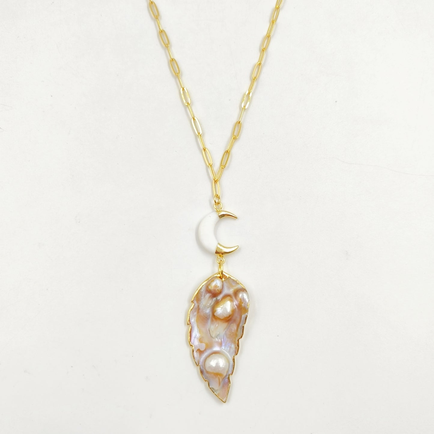 WT-JN308 New Design Fantastic 18K Gold Plated Moon Leaf Shaped Irregular Natural Shell Necklace for Women As Anniversary Gift