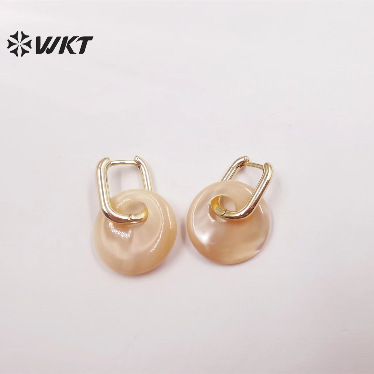 WT-MPE074 Women's Earring Gifts Adorable Petite Shell with Enamel Earrings Colorful Round Pendant 18k Real Gold Plated Earrings