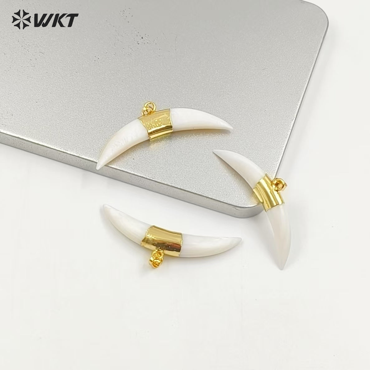 WT-P1236 WKT Fashion Jewelry Popular Crescent Shape White Shell Pendant