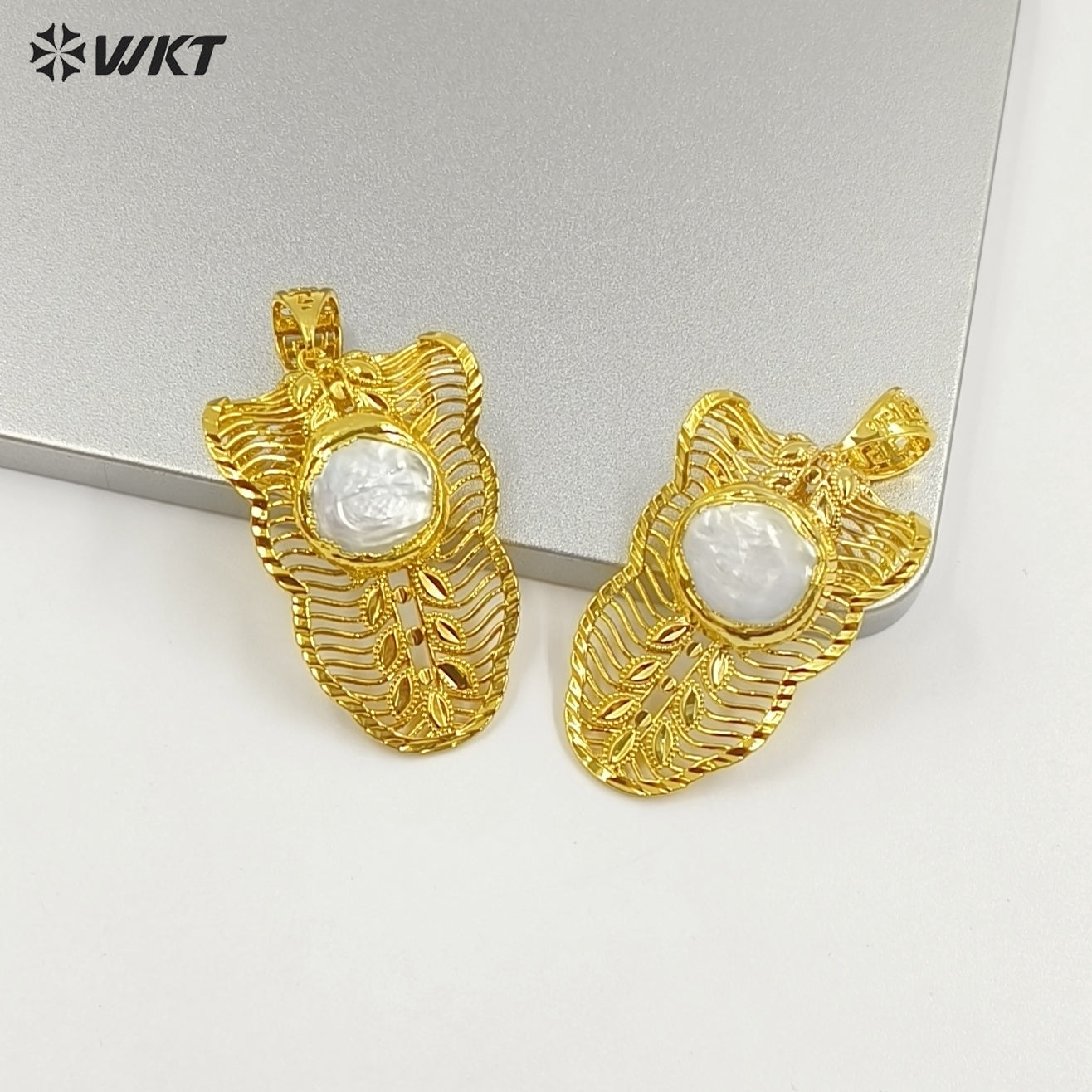 WT-JP419 High Quality Gold Electroplated Round Natural Freshwater Pearl Leaves Shape Charm Pendant For Jewelry Handmade