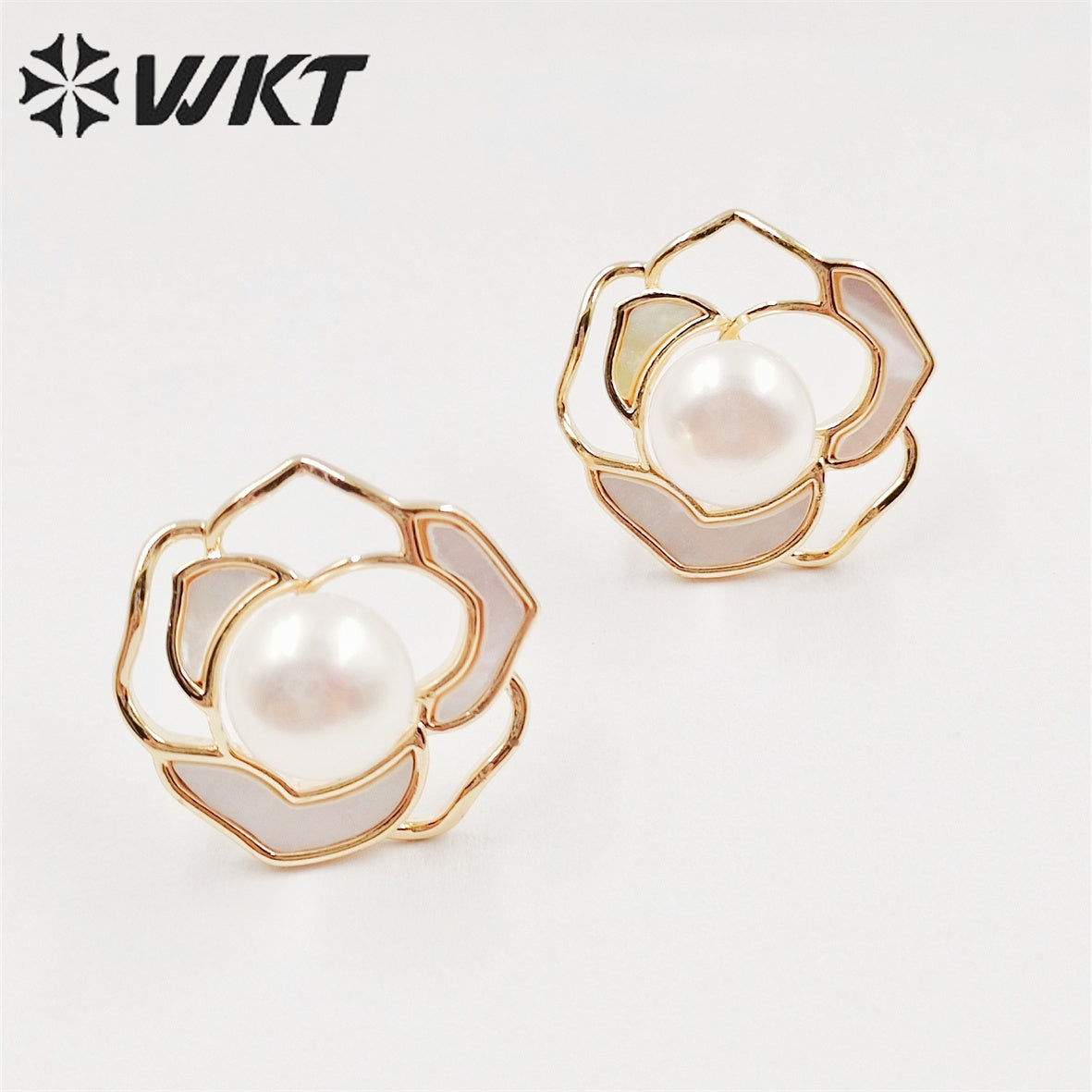 WT-MPE086 Newest Charming Fashion Rose Flower Shell Studs Gorgeous Lady Freshwater Pearl Flower Studs in Gold Electroplated