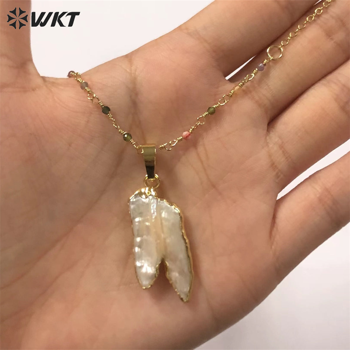 WT-JN173 WKT Newest Fashion White Shell Pendant Necklace Gold Electroplated with Mini Gemstones Chain Lady Pearl Necklace