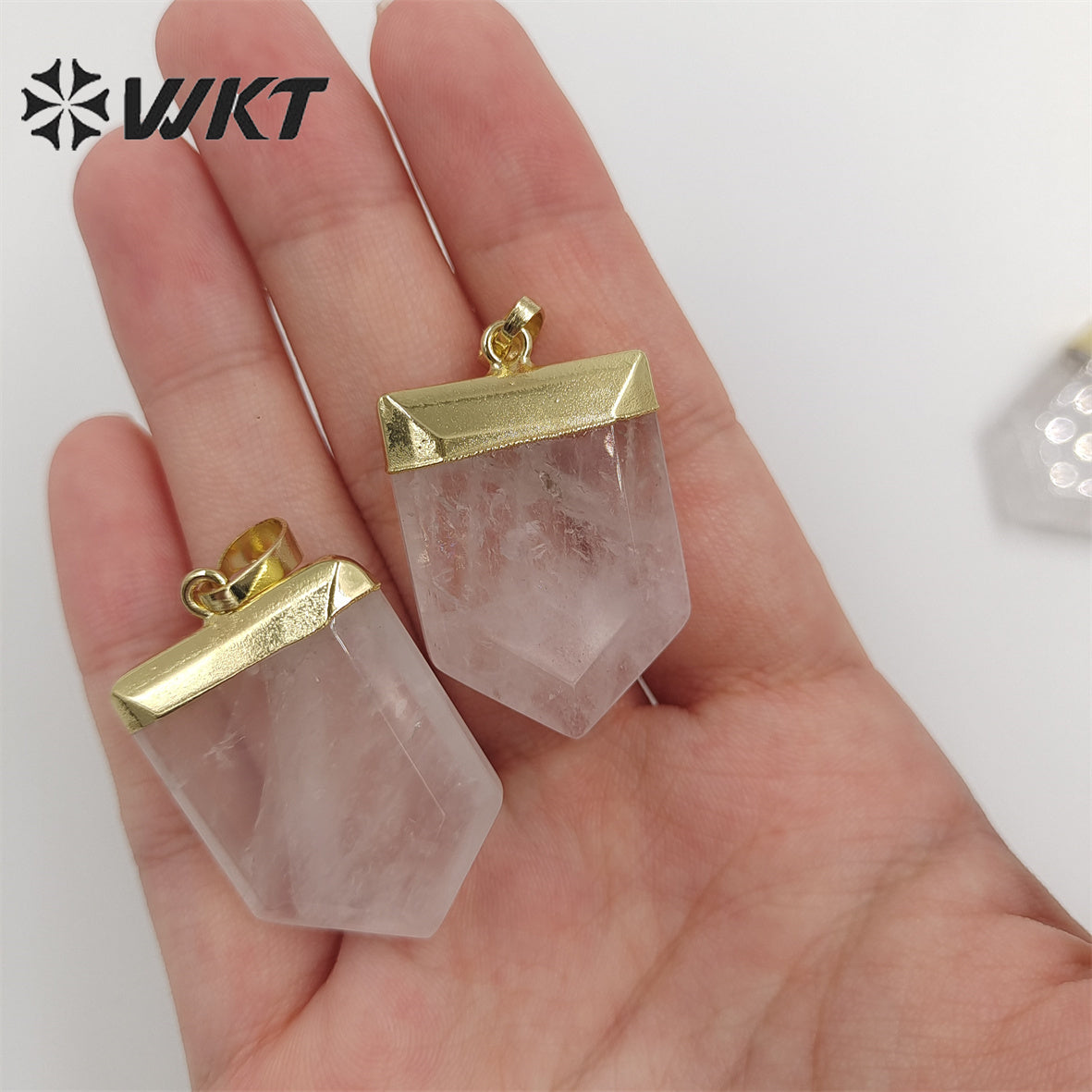WT-P1829 Women Spirit Healing Crystal Stone Quartz Point Pendant Simple Faceted Spike Shape Crystal Pendant with Resist Tarnish