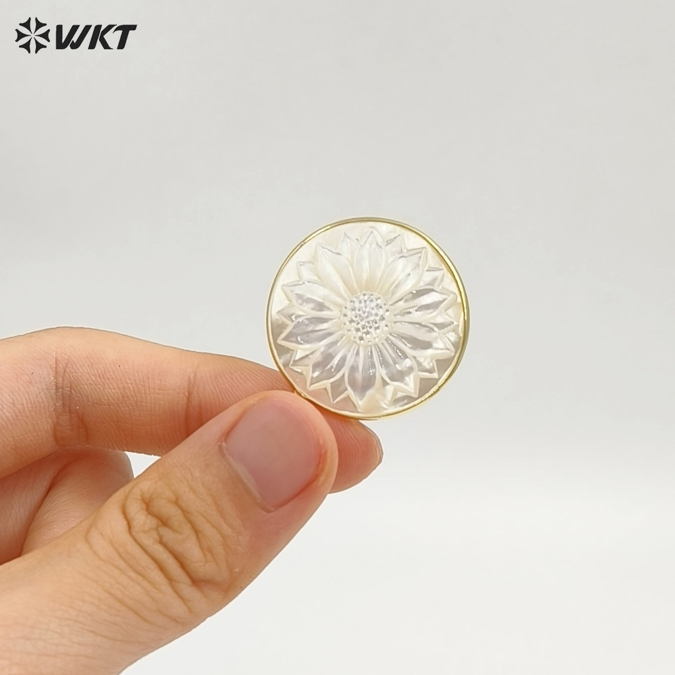 WT-JP417 Lovely Pretty Handmade Carved Natural Sea Shell Round Sun Flowers Jewelry Pendants For Friend gift