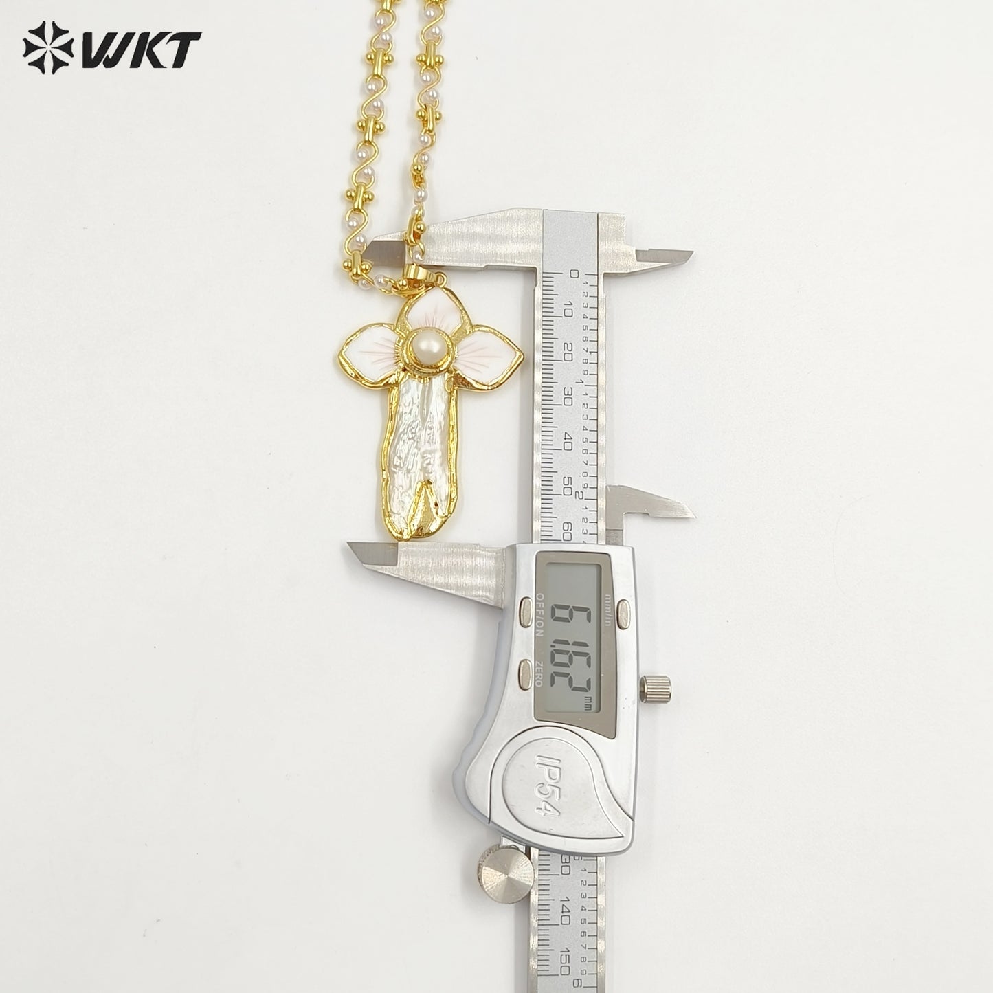 WT-JN327 Exquisite Natural Pearl and Shell Pendant Necklace 18K Gold Plated Beautiful Chain Elegant Ladies Daily Decoration
