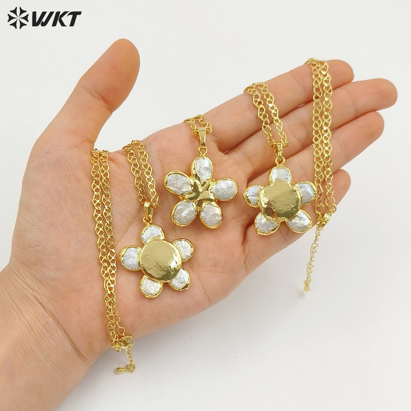 WT-JN339 Wonderful Gold Plated Natural Freshwater Pearl Flower Shape Pendant Necklace For Ladies Elegant Jewelry Wearing