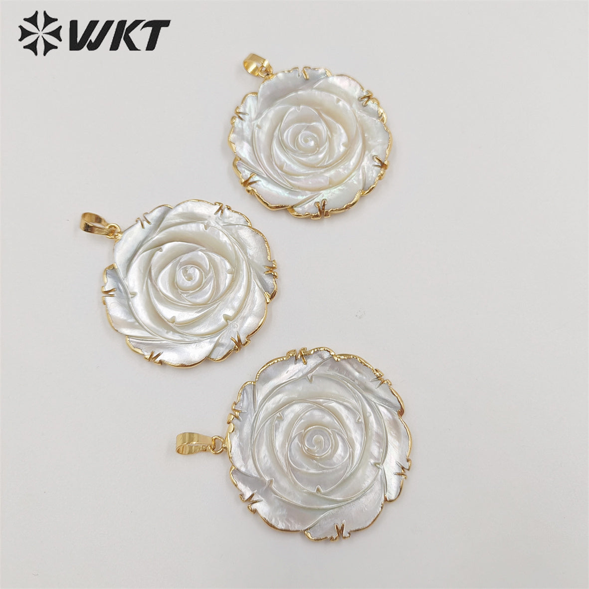WT-JP309 Wholesale Fashion Gold Plated on Trim Natural Hand Carved Rose Flower Shell Pendant Lovely Welding Pendant