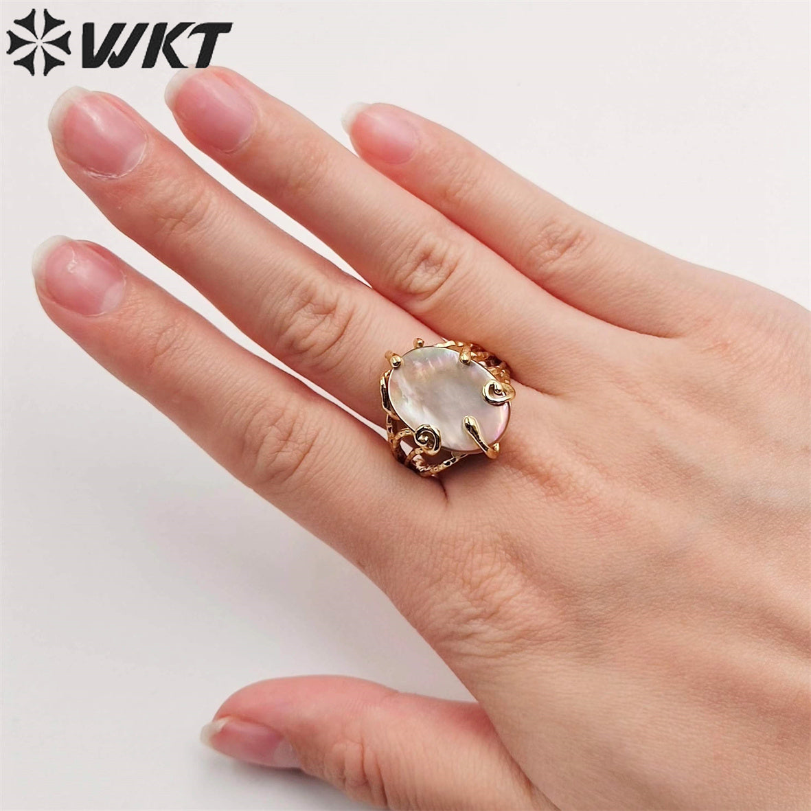 WT-MPR053 Amazing New Design Natural Gold Plated Prong Setting Natural Black Shell Ring Oval Shape Party Ring for Girls