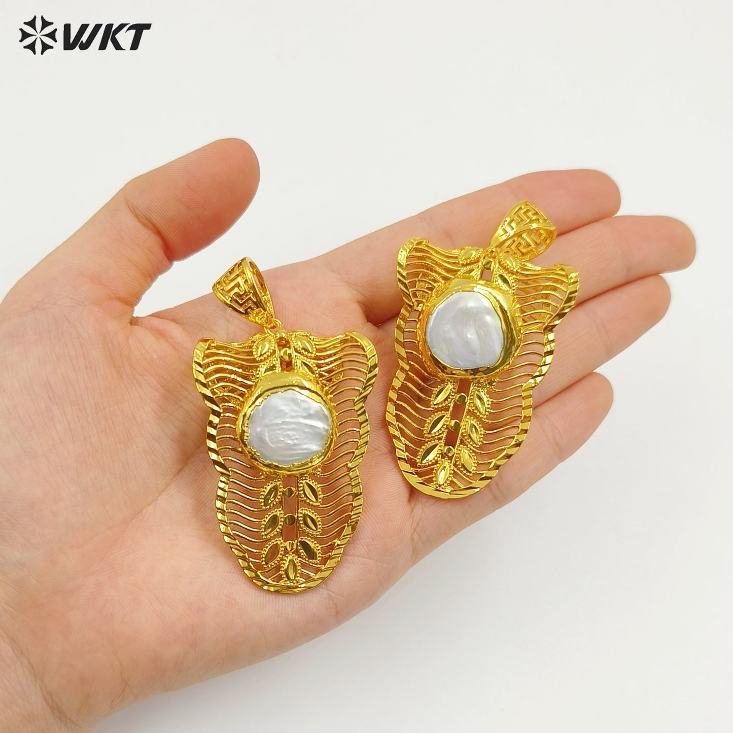 WT-JP419 High Quality Gold Electroplated Round Natural Freshwater Pearl Leaves Shape Charm Pendant For Jewelry Handmade