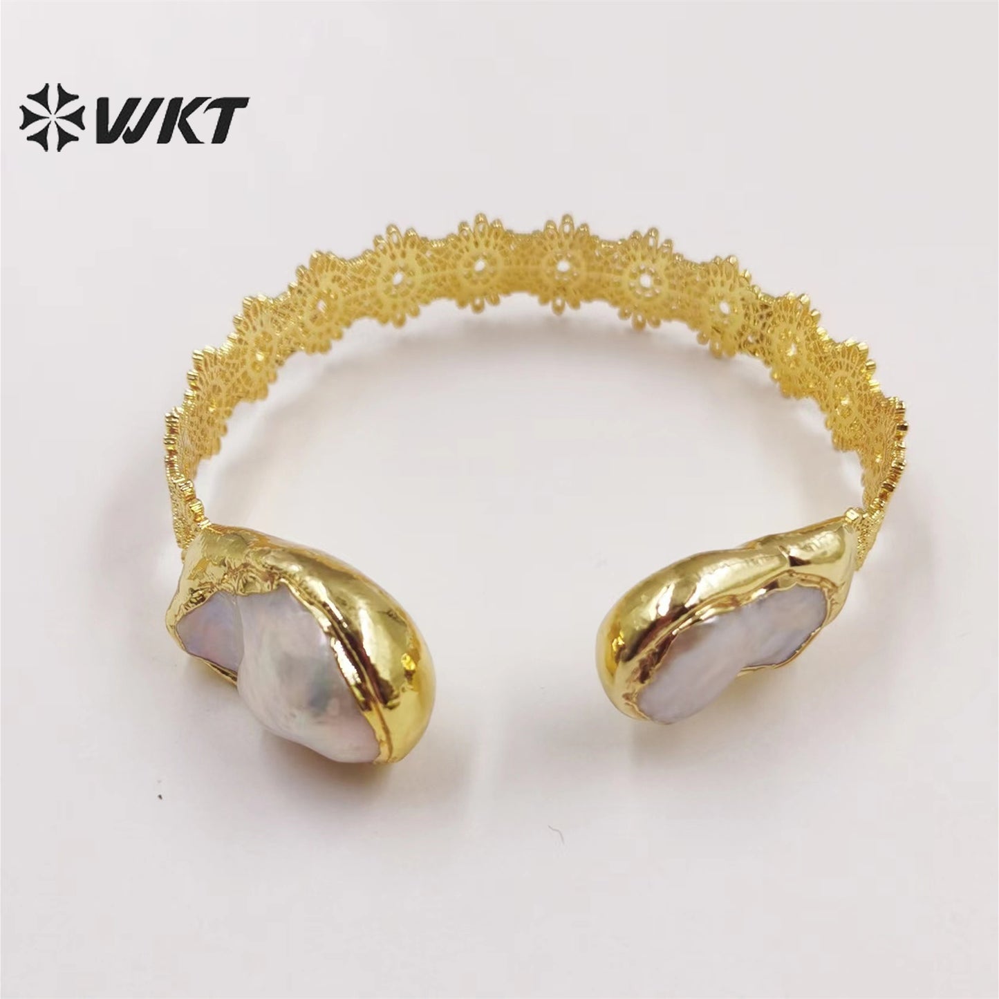 WT-MPB055 Delicate Design Bagnles Engraved Flower Brass 18k Real Gold Plated Bangles Vintage Design Sense Natural Pearl Bangles