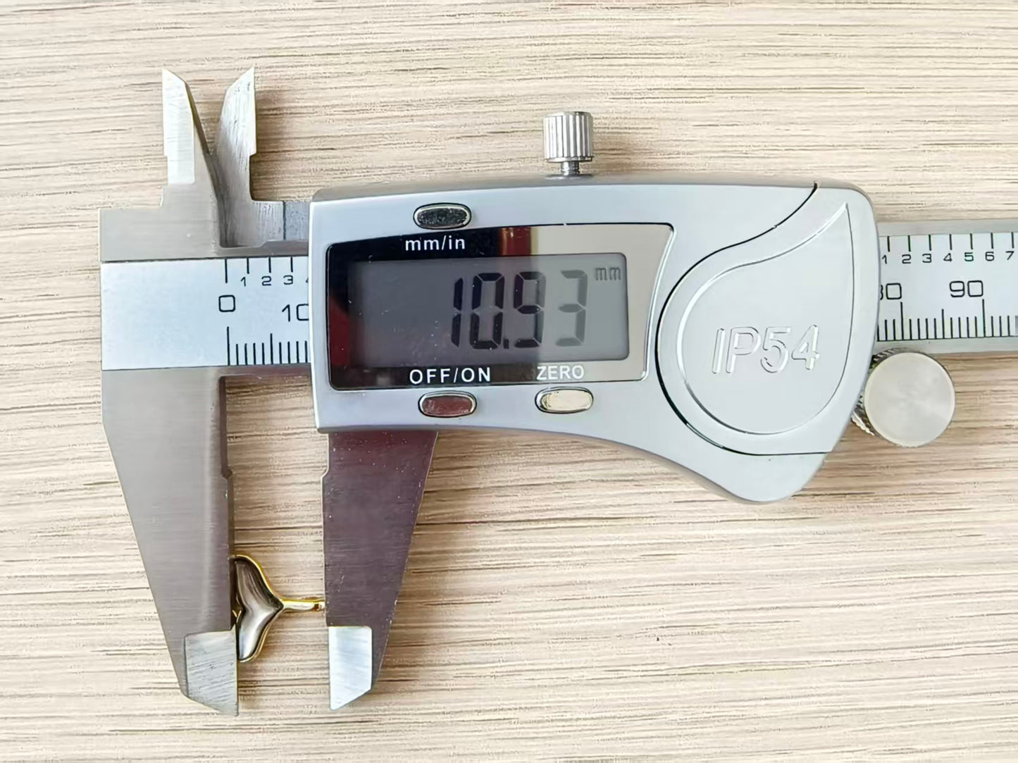 WT-MP325 Newest Lovely Gold Electroplated Ocean Series Yellow Brass And Zircon Fishtail Shape Little Pendants For Necklace DIY