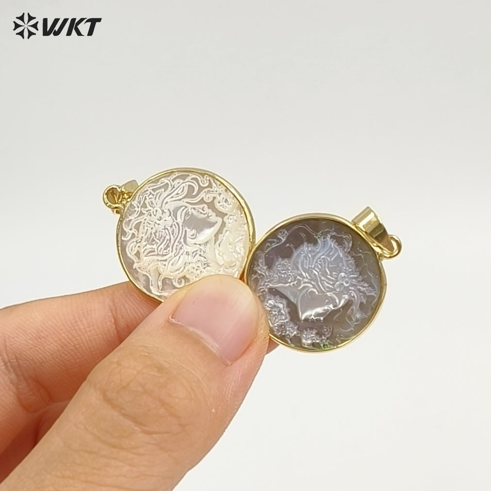 WT-JP418 Wholesale Fashion Gold Bezel Round Laser Carved Natural Shell Cameo Pendant for Necklace Design